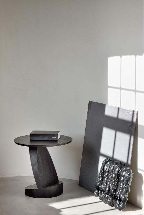 Table d&#039;appoint Oblic en teck noir, Ethnicraft