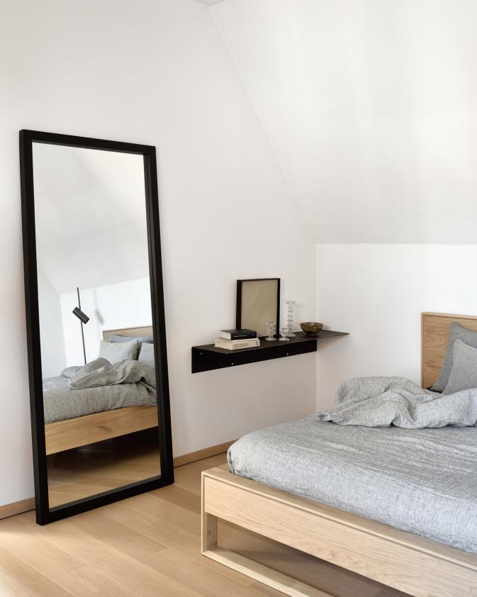 Miroir à poser au sol Light Frame en chêne noir - verni, Ethnicraft