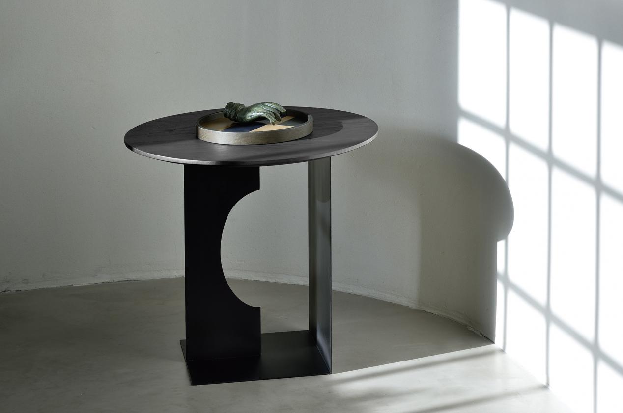 Table d&#039;appoint Arc en teck noir, Ethnicraft