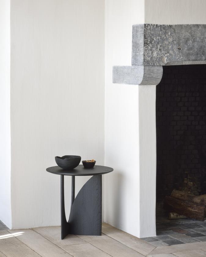 Table d&#039;appoint Geometric en chêne noir vernis, Ethnicraft