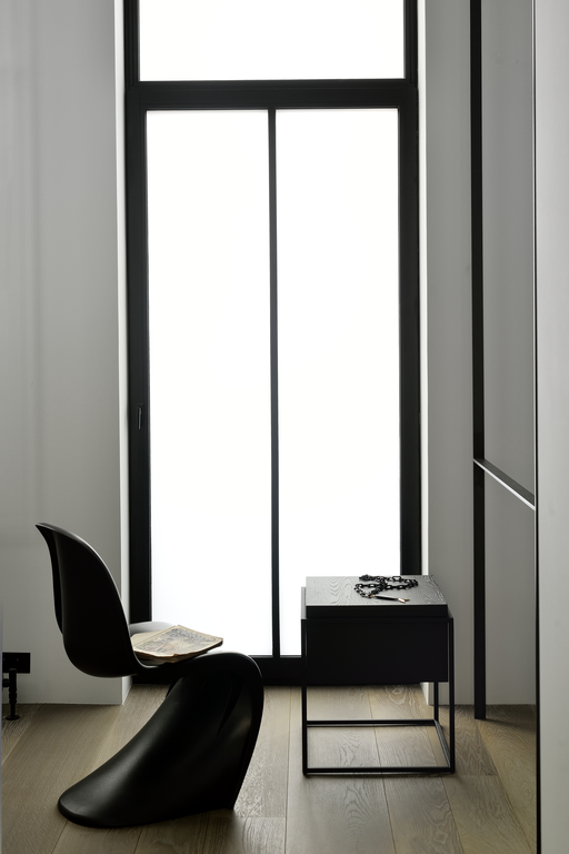 Table de chevet Monolit en chêne noir, Ethnicraft