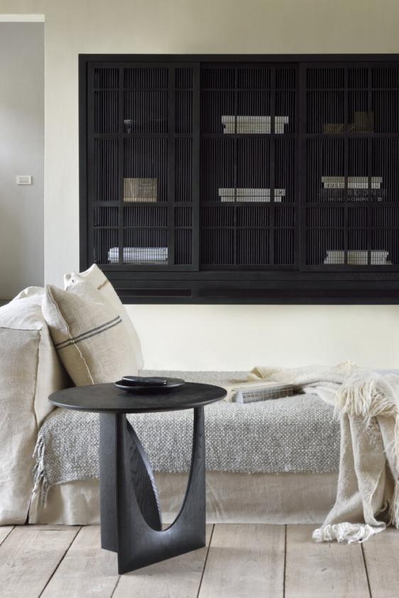 Table d&#039;appoint Geometric en chêne noir vernis, Ethnicraft