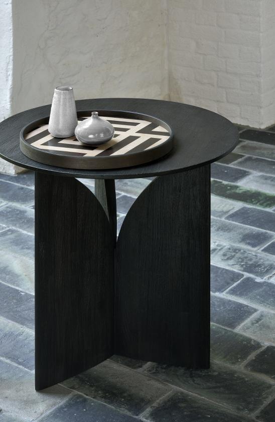 Table d&#039;appoint Fin en teck noir, Ethnicraft