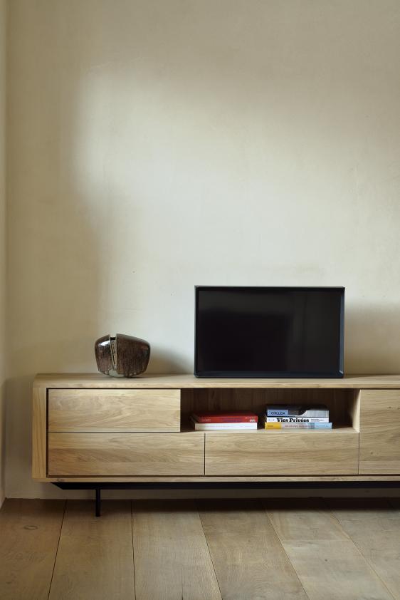Meuble TV Shadow en chêne avec pieds en métal noir, Ethnicraft