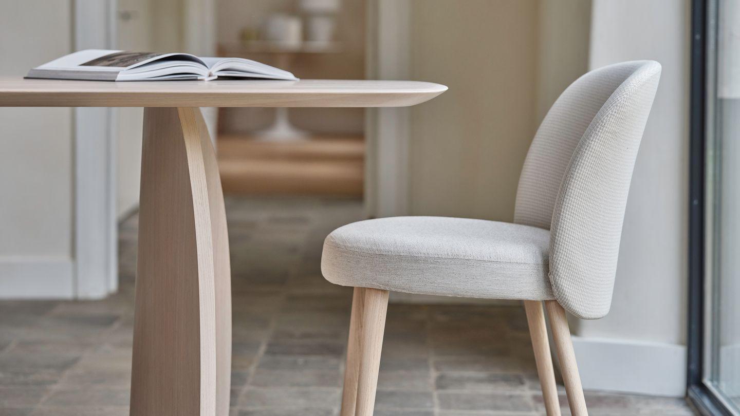 Table Dolmen avec un plateau finition point de hongrie, Mobitec