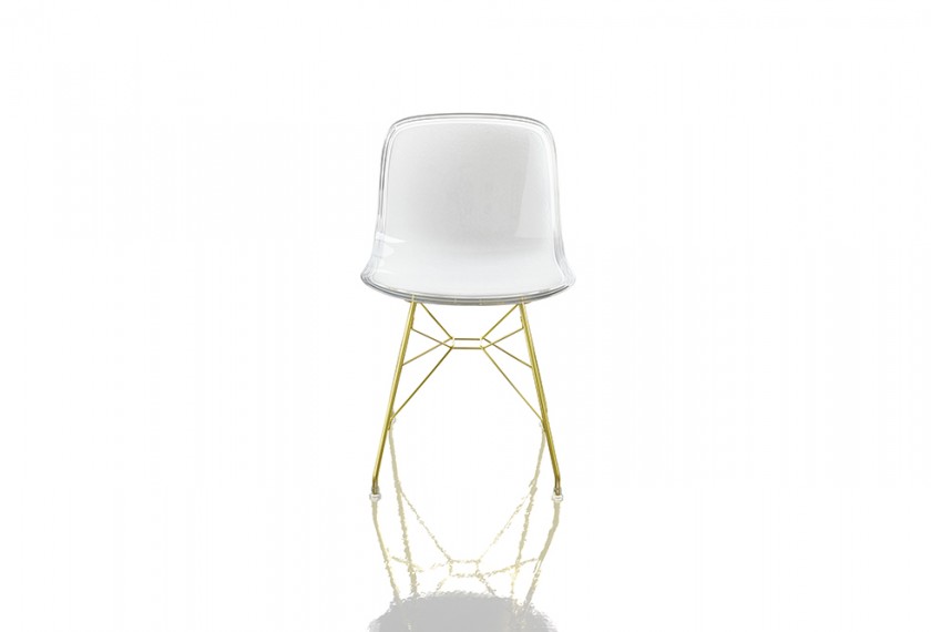 Chaise Troy / Plastique
&amp; pieds fils d’acier
plaqué cuivre ou or, Magis
