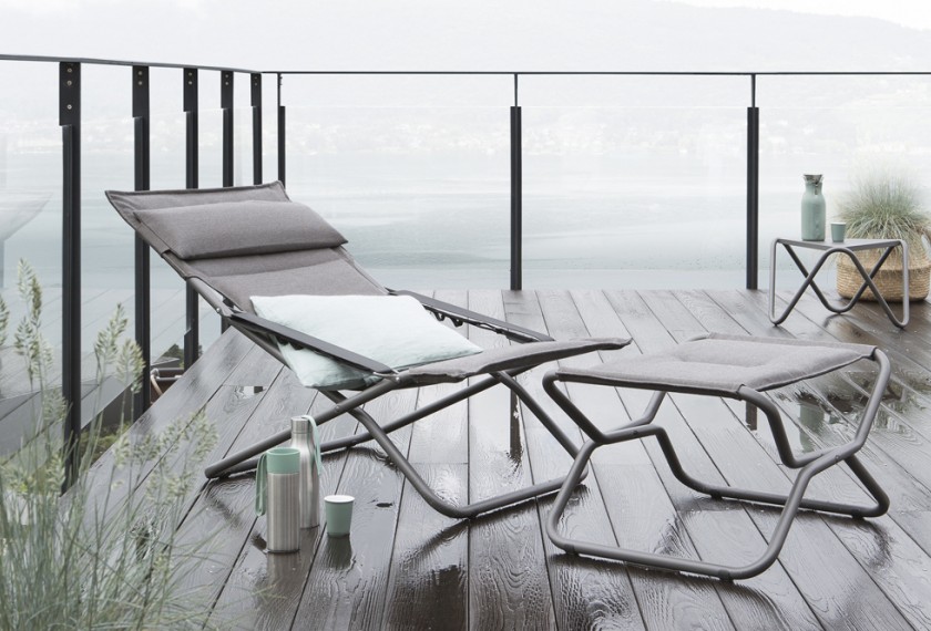 Chaise Troy / Plastique
&amp; pieds fils d’acier
plaqué cuivre ou or, Magis
