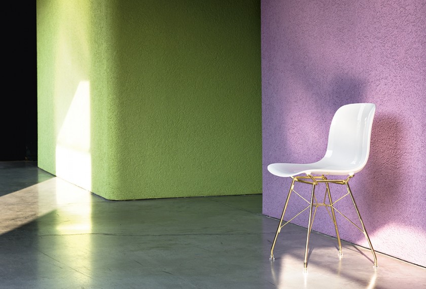 Chaise Troy / Plastique
&amp; pieds fils d’acier
plaqué cuivre ou or, Magis